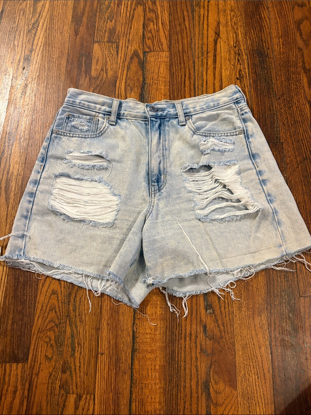 🎉American Eagle Outfitters Light Wash Distressed Denim Shorts